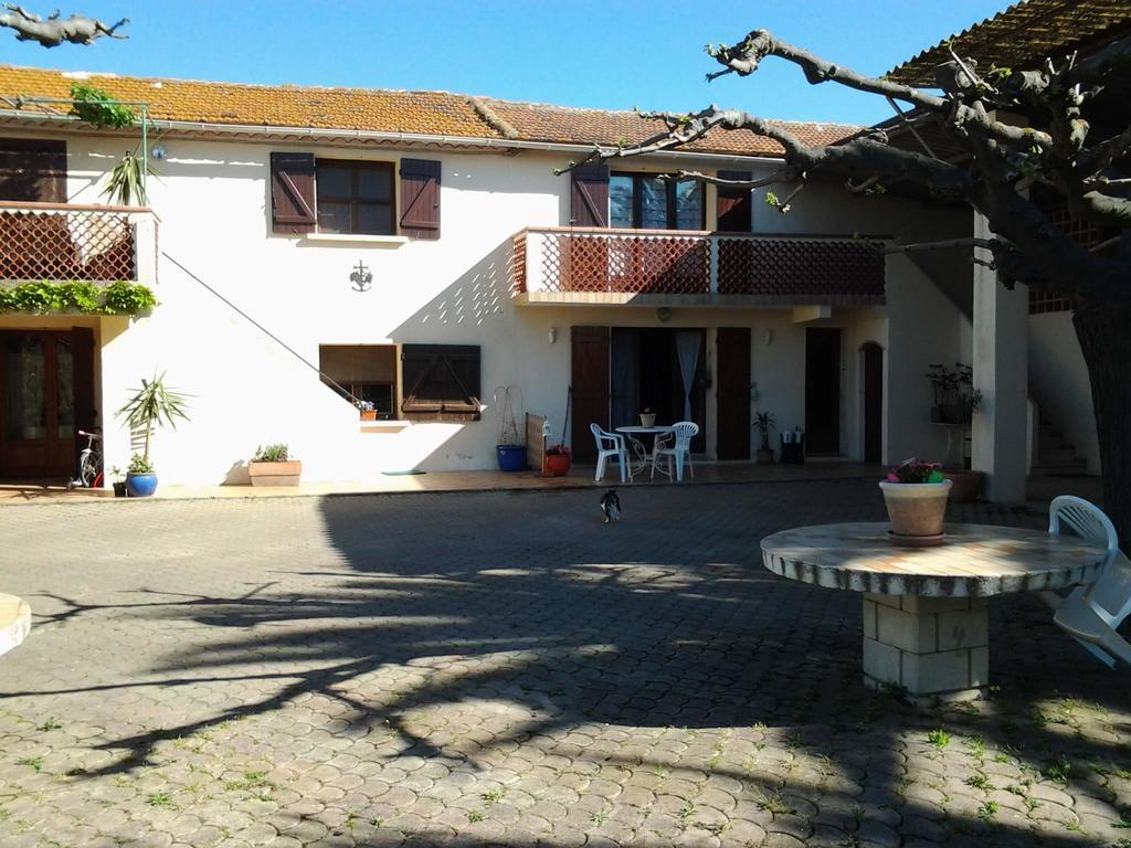 Les Prairies Mas Roux Guest House Raphèle Exterior foto