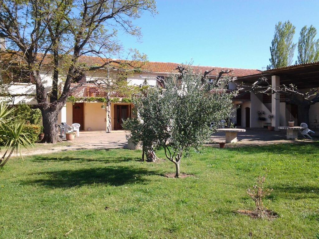 Les Prairies Mas Roux Guest House Raphèle Exterior foto